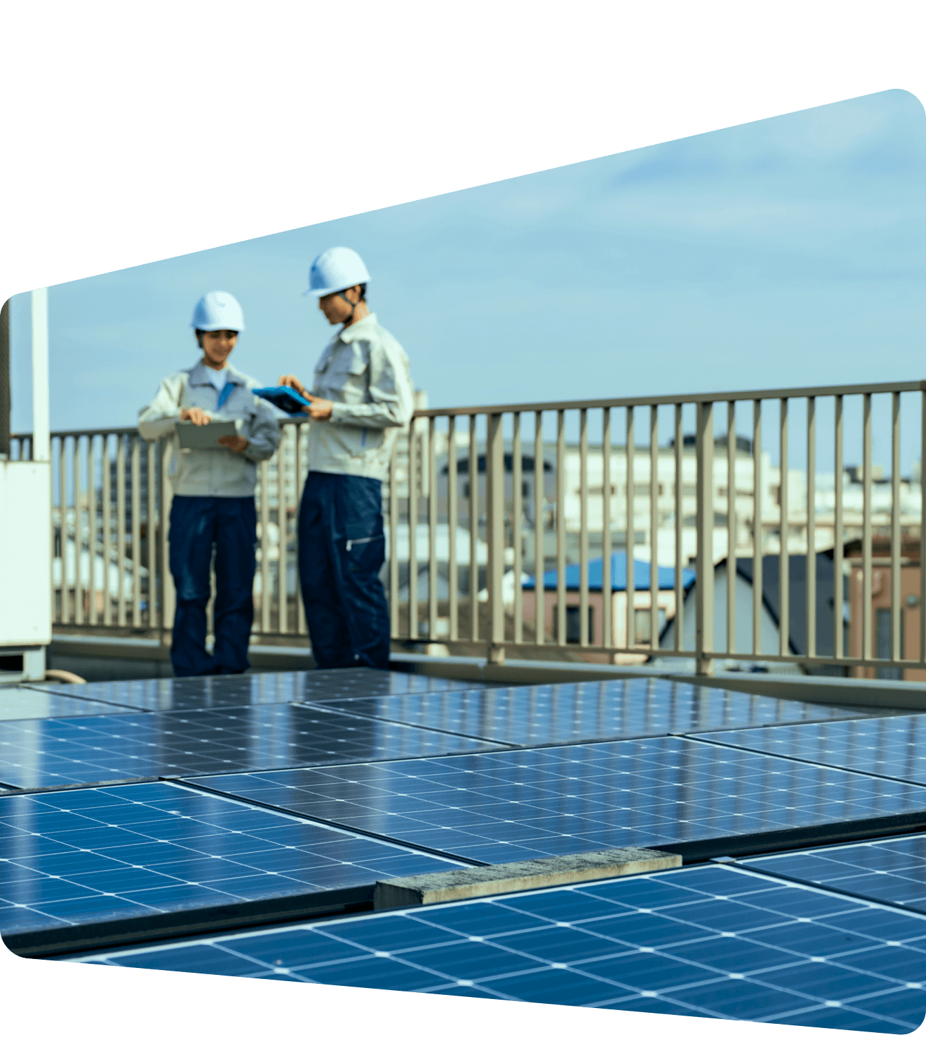 男性スタッフが資料を指し示しながら説明し、女性スタッフが真剣に聞いているビジネスシーン