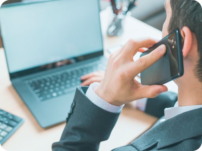 問い合わせフォームや電話での相談を表現したイラスト