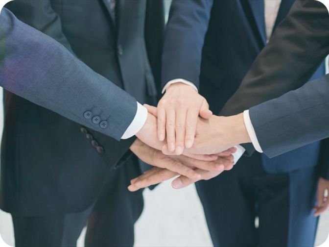 正式な契約書にサインを交わす様子を表現したイラスト