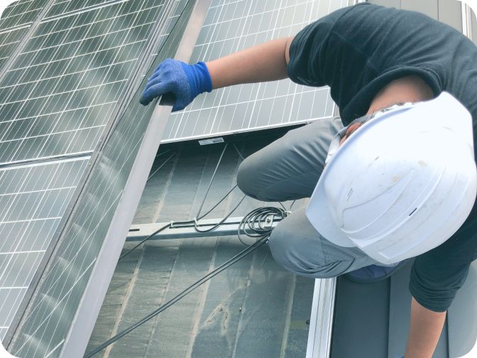 実務開始や研修、資料提供の様子を表現したイラスト